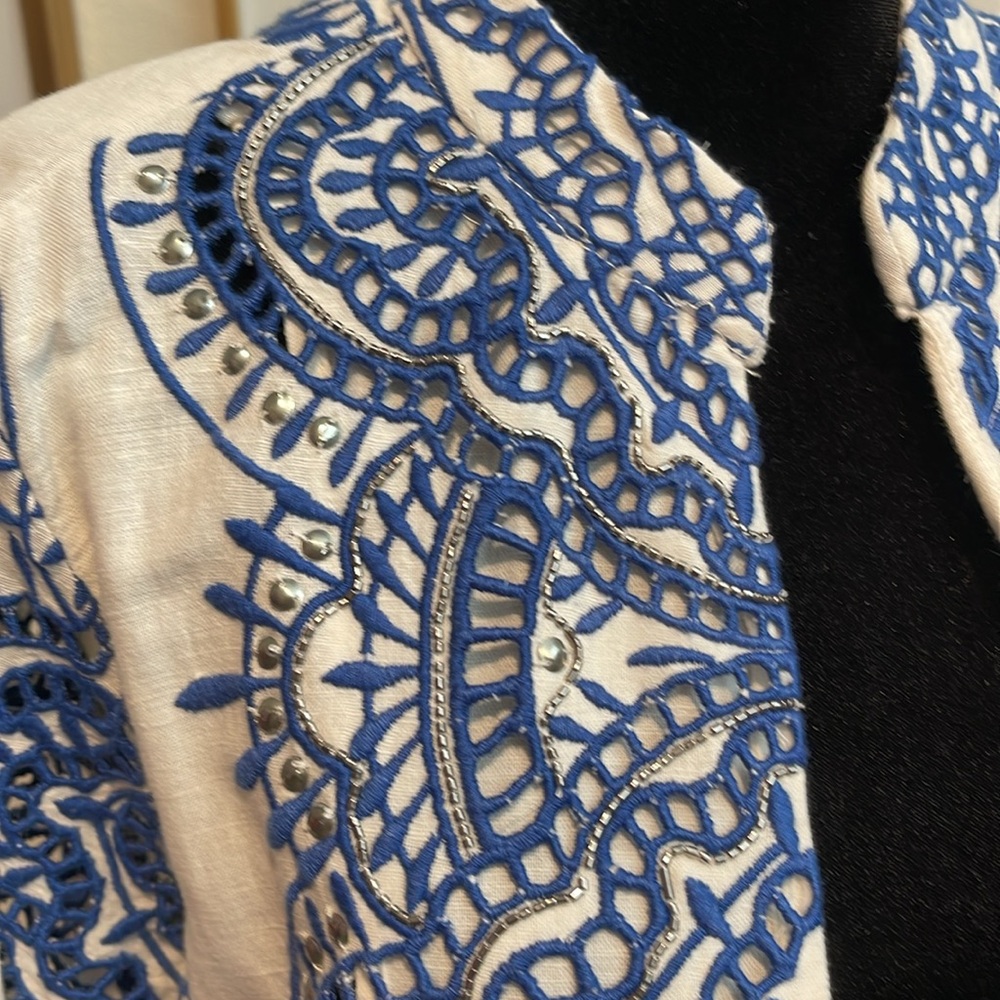 Chico’s Blue and White Embroidered Scalloped-Hem Jacket Size M - Picture 5 of 12